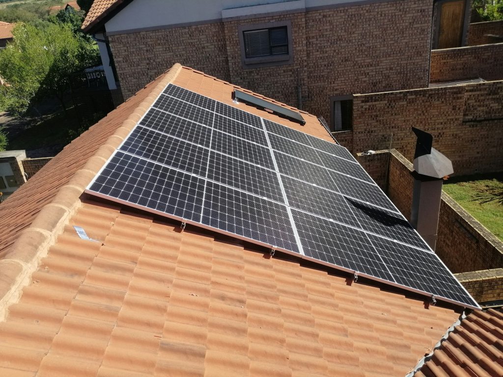 Clean Progress : le savoir-faire et les équipements adéquats pour le nettoyage des grandes toitures solaires