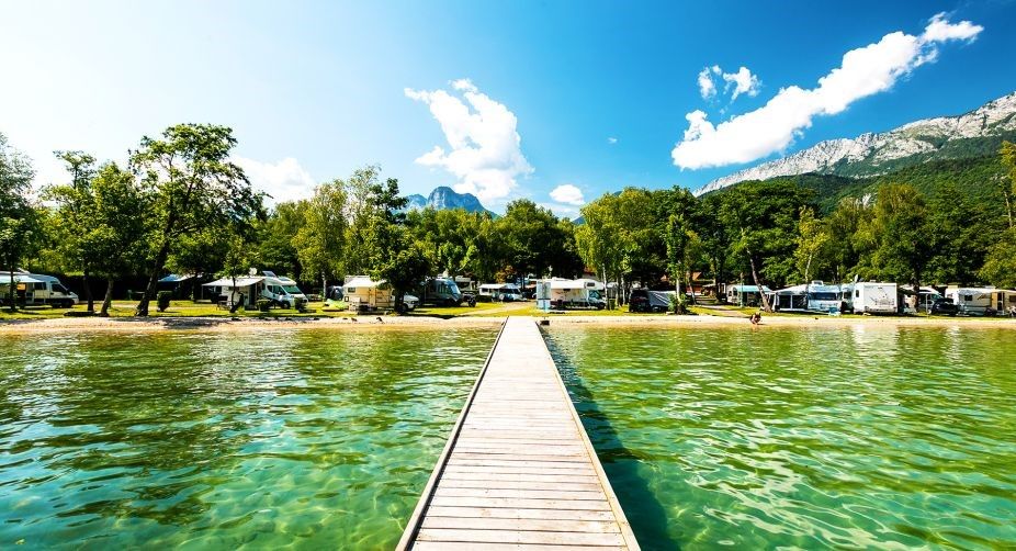 Entre lac, montagnes et prairies (près d’Annecy) : le camping du Lac Bleu !